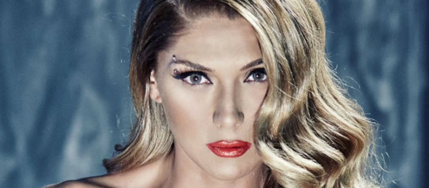 Αγγελική Ηλιάδη: Αποκαλυπτική για ακόμα μία φορά - Ποζάρει «τόπλες» και αναστατώνει